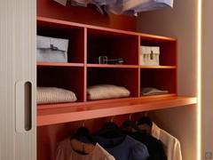 Détail du porte-chemise, l'un des nombreux accessoires disponibles pour personnaliser l'intérieur de vos armoires coulissantes Focus Wide.