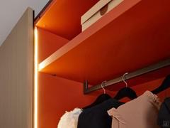 Détail de l'étagère et du tube de suspension, fournis en standard dans chaque module, avec la LED verticale en option (activée par un capteur).