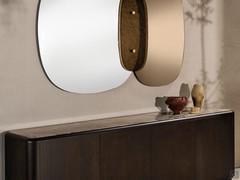 Élégant buffet en bois Khalas idéal dans un salon moderne, sous une composition de miroirs qui augmente optiquement l'espace
