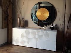 Buffet Crop laqué blanc mat associé au miroir du même nom, disponible en produits alternatifs