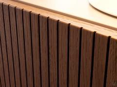 Détail du fraisage vertical qui identifie les façades avec le traitement "groove wood", dans ce cas, c'est la variante plaquée couleur Biscotto qui est représentée.