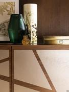 Détail des inserts géométriques sur les portes, en métal peint Pewter Mineral. Également disponible en effet tissu, ou dans d'autres couleurs peintes et oxydées.