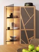 Vitrine Cordoba, avec éclairage LED intégré sur le côté gauche et porte en verre fumé gris