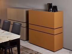 Buffets Raiki laqués mat, avec anti-charnières supérieures et inférieures et tiroir central. Les finitions sont Palladio laqué mat et Zenzero laqué mat.