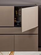 Buffet Raiki en finition laquée mat Palladio, avec plateau Mirror Dark. Les compartiments à charnières (en haut et en bas) sont équipés de série d'une tablette en verre transparent.