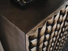 Détail des portes laquées en bronze brossé
