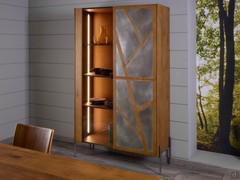 Vitrine Cordoba avec deux portes en verre clair fumé et deux portes en bois, avec décorations en métal peint