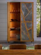Cordoba en version vitrine, avec verre clair fumé et portes en bois avec inserts décoratifs en métal oxydé