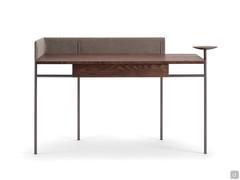 Bureau Wright équipé d'un rebord en textile en L en version longue et d'un plateau latéral surélevé