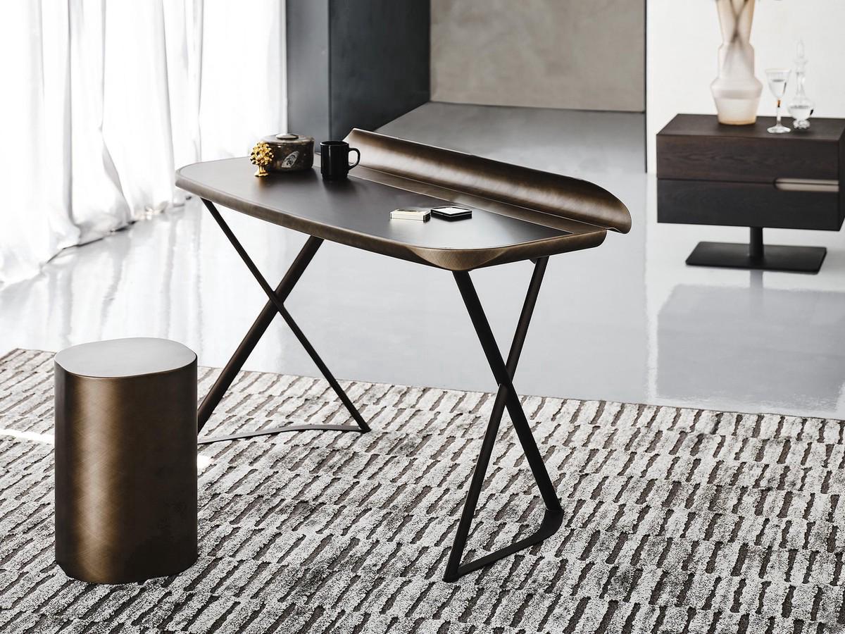 Bureau minimaliste avec insert en cuir Cocoon de Cattelan