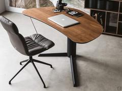 Bureau design en bois Malibù de Cattelan avec ses lignes sinueuses