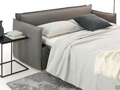 Détail du compartiment situé derrière le lit où se trouve le coussin de l'assise, devenant ainsi une tête de lit