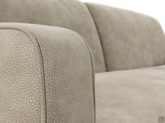 Détail de l'accoudoir avec profil arrondi et revêtement en cuir antique