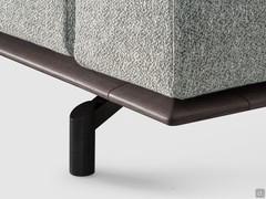 Détail du socle en bois avec son profil en savonnette soutenu par le haut pied métallique