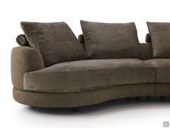 Détail de l'élément d'extrémité incurvé avec des coussins de grande forme reposant sur la coque périmétrique