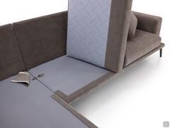 Vue technique montrant le système d'accrochage entre les différents éléments du canapé modulaire Agadir. La partie du rembourrage appliquée au bas de l'assise permet au crochet métallique de ne pas endommager les coussins d'assise.