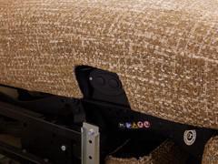 Détail du panneau de boutons sur le côté du coussin d'assise qui active le mécanisme de relaxation ; vous pouvez également choisir la télécommande sans fil.