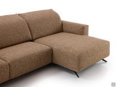 Détail de la grande et confortable chaise longue qui, comme le canapé, reste surélevée par rapport au sol grâce à ses hauts pieds métalliques.