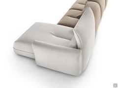 Détail de la chaise longue à laquelle a été ajouté l'accoudoir optionnel