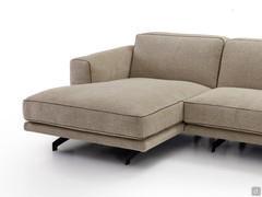 Détail de la chaise longue confortable avec des coussins moelleux recouverts d'un mélange de mousse