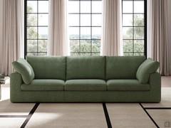 Canapé linéaire Vaud avec de généreux coussins sur les accoudoirs et le dossier, revêtu de tissu, de velours ou de similicuir