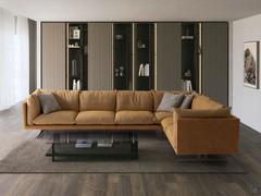 Canapé Aker proposé ici dans une composition d'angle de 350 x 248 cm, avec une coque extérieure recouverte de cuir et des coussins en tissu ton sur ton.