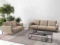 Voici un salon classique composé de deux chaises linéaires Agadir à deux et trois places, toutes deux recouvertes d'un tissu entièrement déhoussable.