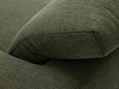 Détail du coussin de dossier replié sur le contre-dossier, qui peut être relevé pour un soutien confortable de la nuque et de la tête.