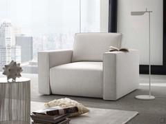 Fauteuil Attitude avec accoudoirs confortablement rembourrés et revêtement entièrement déhoussable en tissu, velours ou similicuir