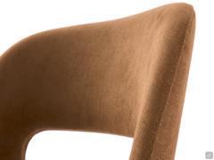 Détail du dossier rembourré et légèrement incurvé, avec une sorte de fente ouverte dans la partie inférieure qui le détache de l'assise et lui confère une légèreté visuelle