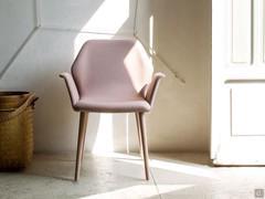 Cloe Chaise avec accoudoirs et coque recouverte de tissu et pieds laqués assortis