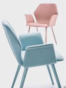 Cloe Chaises de salon avec accoudoirs revêtus de tissu et pieds laqués assortis