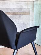 Détail de l'accoudoir rabattu du petit fauteuil rembourré Cloe