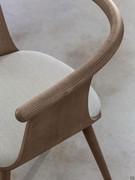 Détail du tube en bois de frêne massif qui forme un tout avec les accoudoirs et le dossier.