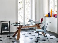 Chaises rembourrées Neva avec assise et dossier revêtues en teinte aux pieds en bois laqués RAL