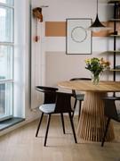 Détail de la chaise en bois Freya pour salon