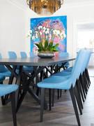 Détail de la silhouette élancée de la chaise June