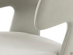 Détail de l'accoudoir du petit fauteuil Vence