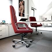 Kiruna Fauteuil de bureau avec accoudoirs rembourrés dans le modèle exécutif, équipé d'un mécanisme de pivotement