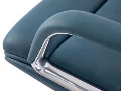 Détail de l'accoudoir fixe en aluminium avec support recouvert de cuir assorti au siège