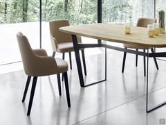 Avec la chaise Laura, les tons clairs peuvent être choisis tant sur les pieds que sur l'assise et le dossier pour créer un contraste de couleurs agréable