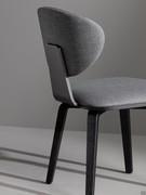 L'élément en bois du dossier de la chaise Olos est toujours assorti aux 4 pieds en bois