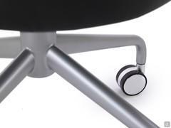 Détail de la base chromée avec roulettes