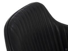 Détail de l'assise en cuir précieux Lanilina noir travaillé avec un matelassage à rayures verticales