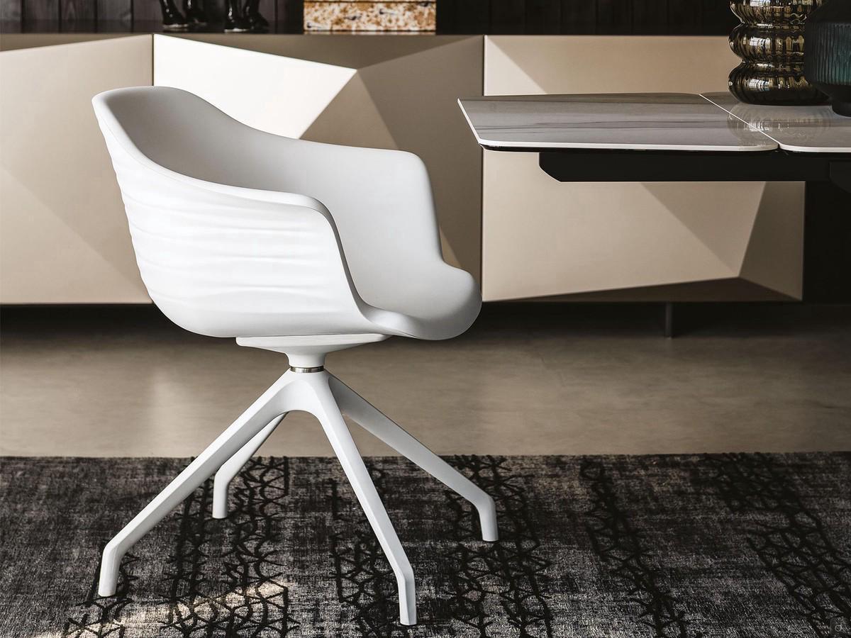Fauteuil de salon Indy de Cattelan dans une combinaison totale particulière : la base à rayons illustrée est la version pivotante en nylon. 