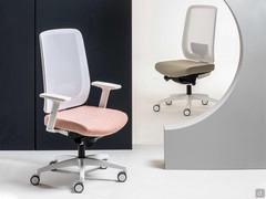 La chaise de bureau Elon est également disponible avec un châssis blanc, avec ou sans accoudoirs.