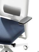 Détail des accoudoirs réglables en hauteur et en largeur en polyamide blanc avec support en polypropylène noir