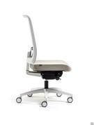 Vue latérale de la chaise Elon sans accoudoirs, avec coque et base blanches, assise rembourrée et dossier en maille blanche.