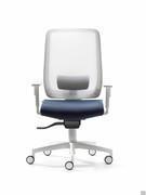 Siège de bureau Elon avec coque blanche, mécanisme d'auto-pondération synchronisé, accoudoirs réglables en hauteur et piétement en aluminium peint en blanc.