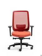 Chaise de bureau Elon avec coque noire, mécanisme à synchronisation rapide, accoudoirs réglables dans les 4 directions, base en polyamide noir, assise en tissu orange combiné à une résille rouge.